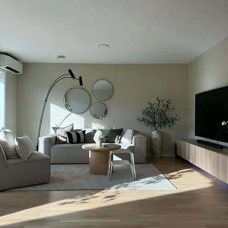 Modern And Stylish Leilighet *